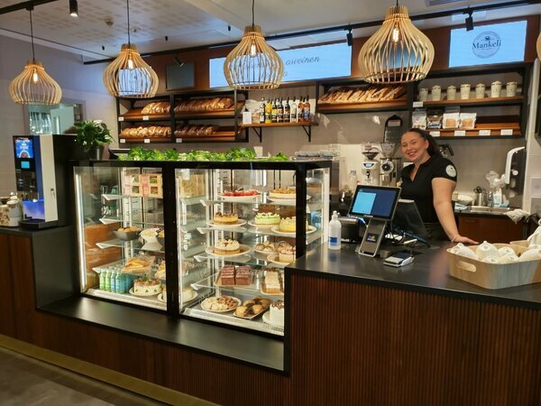 Kahvila Bistro Mankeli, kahvilatiski <b>Kahvila Bistro Mankeli, kahvilatiski</b><br>Kahvila Bistro Mankelin kahvilatiski, konditorialasikot Restmec Cube XL