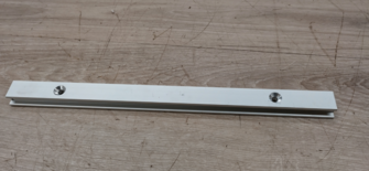 Hyllyn seinäkisko Restmec, pituus 300 mm