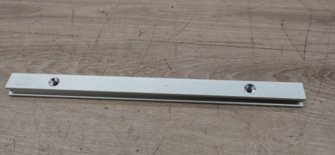 Hyllyn seinäkisko Restmec, pituus 300 mm