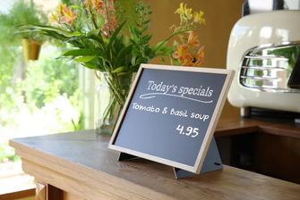 Liitutaulu jalustalla 