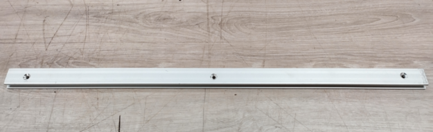 Hyllyn seinäkisko Restmec, pituus 600 mm