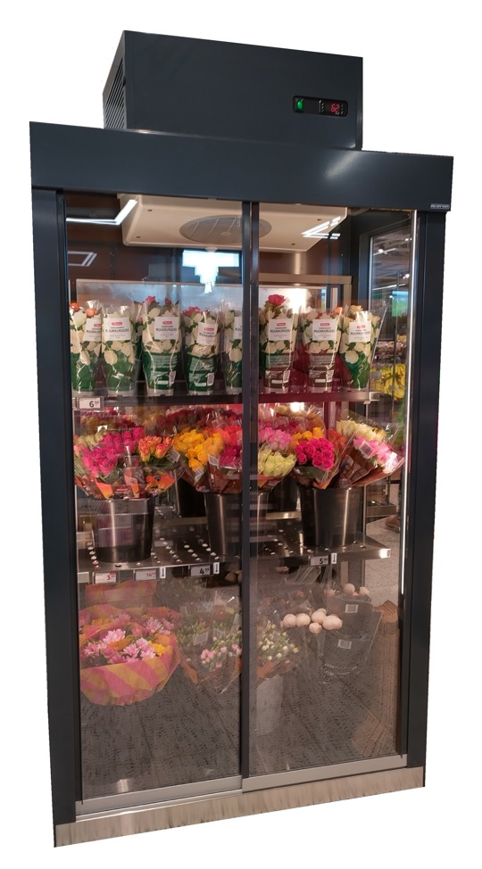 Kukkakylmiö soveltuu kukkakauppoihin myymäläkalusteeksi. Kylmiön takana oleva peili tuo runsauden näköä ja kukkien esillelaitto näyttää hyvältä ja myyvältä. Kysy tarjous meiltä PK-Myynnistä.