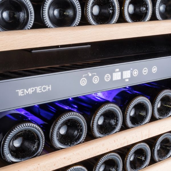 Ammattikäyttöön tarkoitetuissa Temptech Prerium viinikaapeissa on helppokäyttöinen ohjauspaneeli josta saa säädettyä molempien lämpötilavyöhykkeiden lämpötiloja.